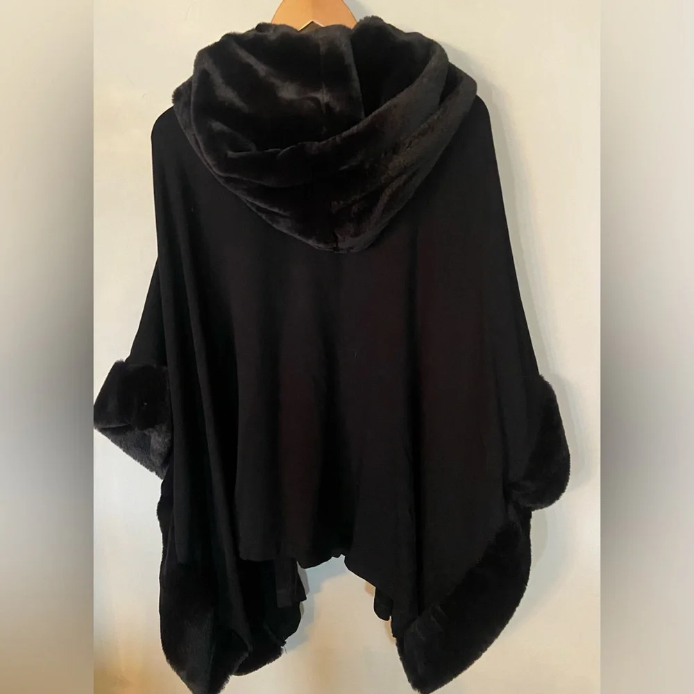 Chicos Black Faux Fur Trimmed Ruana Wrap Women’s Shawl Poncho Kimono One Size - Picture 6 of 9